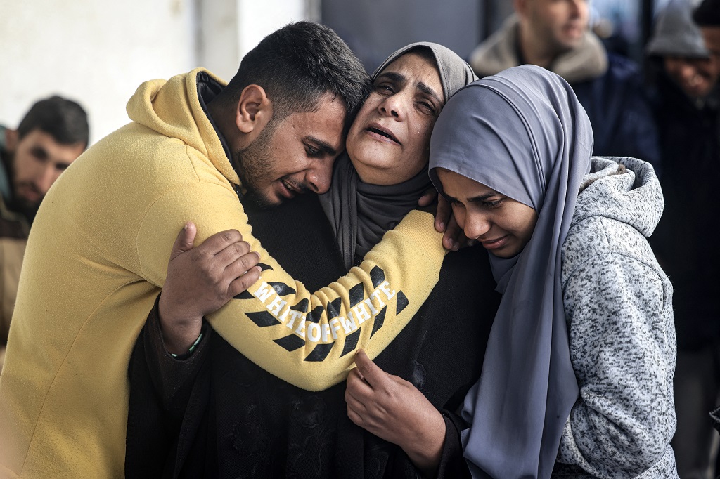 وداع الشهداء في مستشفى الشهيد أبو يوسف النجار في رفح جنوب قطاع غزة (أ ف ب)