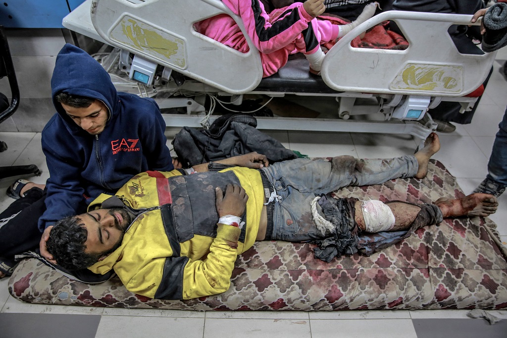 مصابون يتلقون العلاج في مجمع الشفاء الطبي في غزة (أ ف ب)