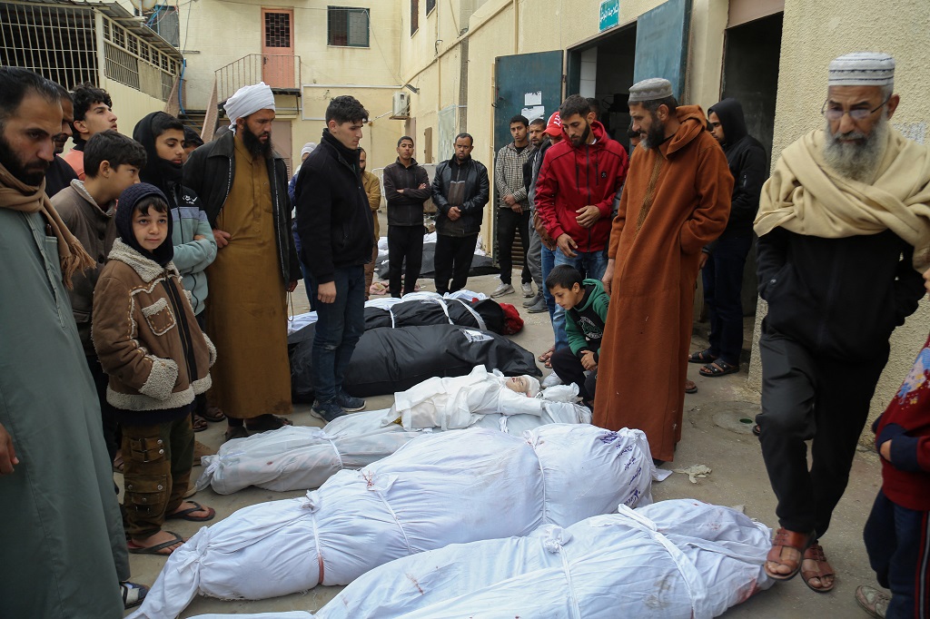 جثامين شهداء من عائلة الطباطيبي في ساحة مستشفى "شهداء الأقصى" في دير البلح وسط قطاع غزة (أ ف ب)