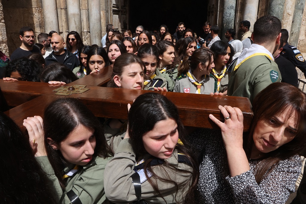 مسيرة "درب الصليب" في ساحة كنيسة القيامة في القدس المحتلة (أ ف ب)