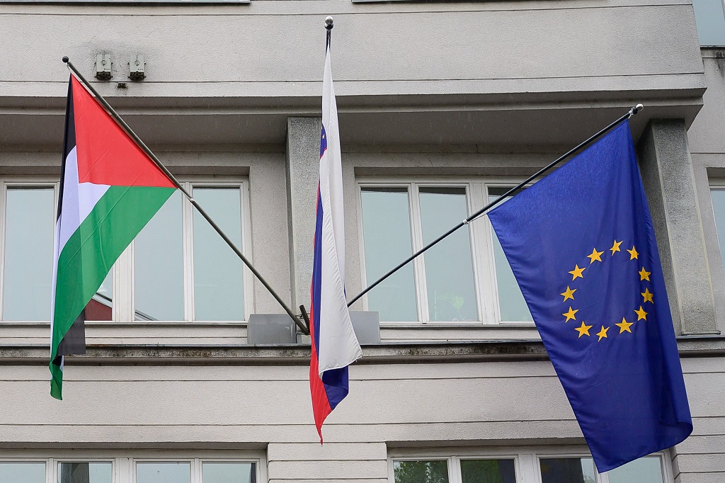 العلم الفلسطيني إلى جانب علمي سلوفينيا والاتحاد الأوروبي على المبنى الحكومي بالعاصمة ليوبليانا (أرشيفية)