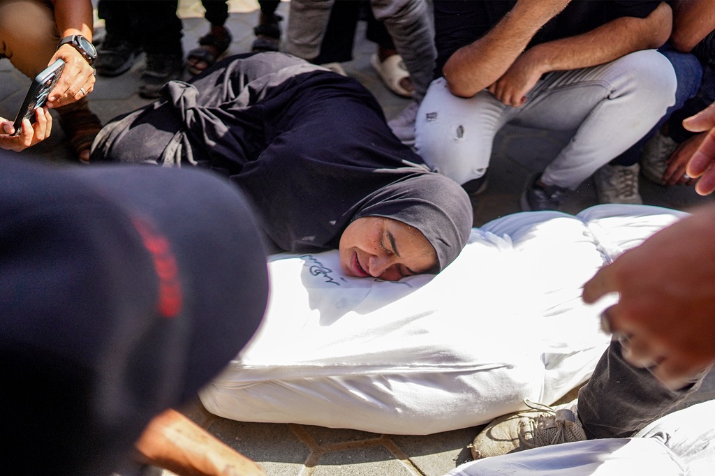 وداع جثامين الشهداء في مستشفى شهداء الأقصى في دير البلح وسط قطاع غزة (أ ف ب)