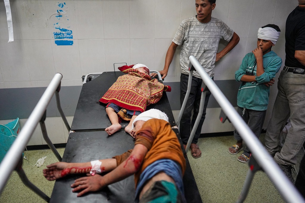 أطفال جرحى يتلقون العلاج في مجمع ناصر الطبي في خان يونس جنوب قطاع غزة (أ ف ب)