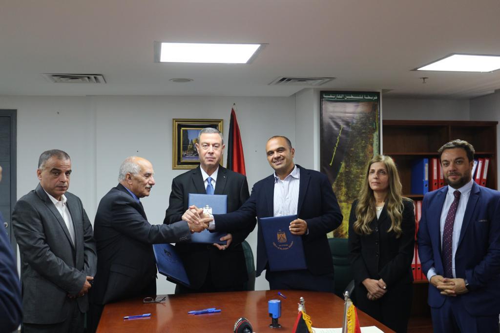 جانب من توقيع الاتفاقية