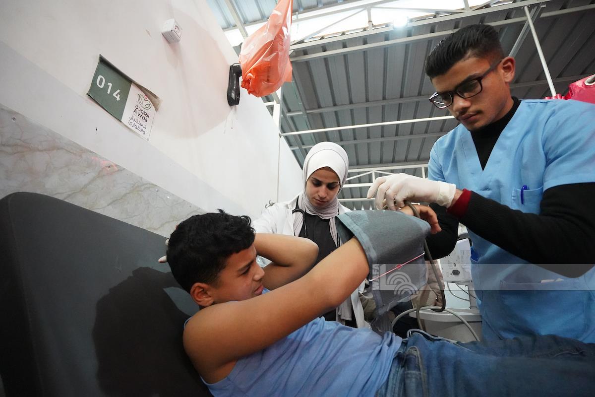 وصول عدد من المصابين إلى مستشفى العودة جراء قصف الاحتلال تجمعا للمواطنين قرب مدخل مخيم البريج وسط قطاع غزة (وفا)