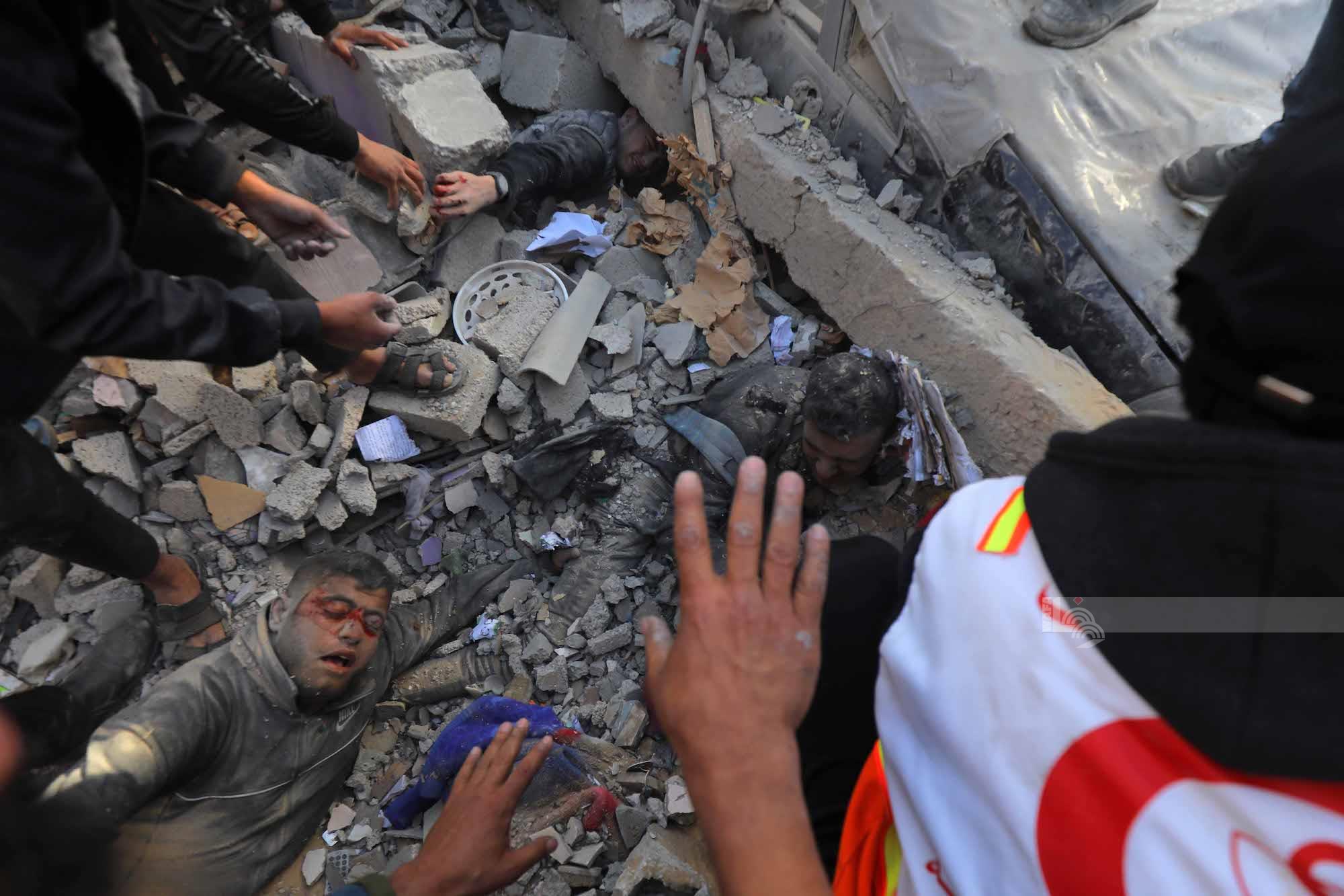 جانب من انتشال الشهداء والمصابين إثر قصف الاحتلال لمنزل قرب مستشفى شهداء الأقصى بدير البلح (عدسة: وفا)