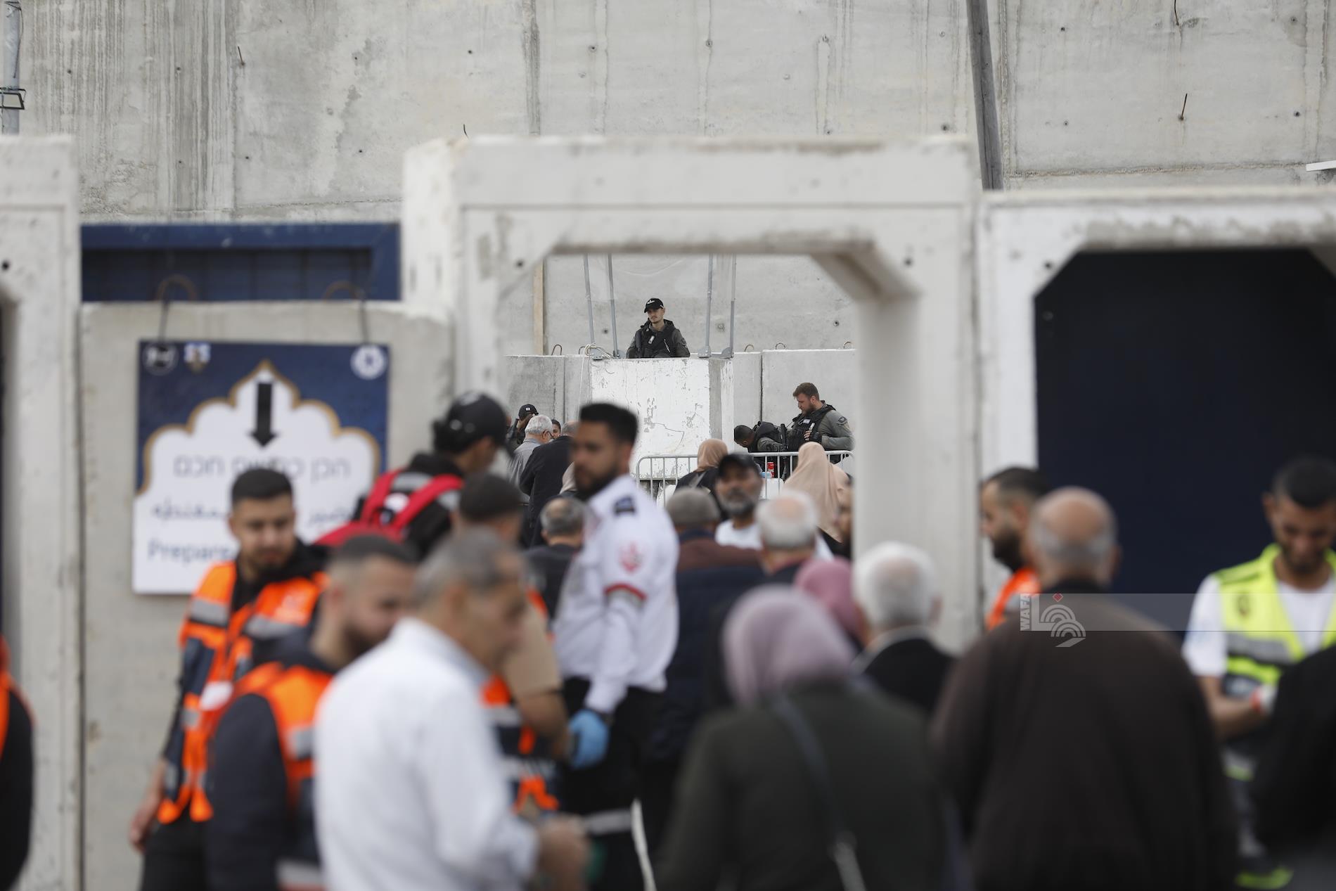 الاحتلال يعيق وصول المصلين الى المسجد الاقصى المبارك في الجمعة الثالثة من رمضان- حاجز قلنديا (تصوير: حمزة شلش/ وفا)