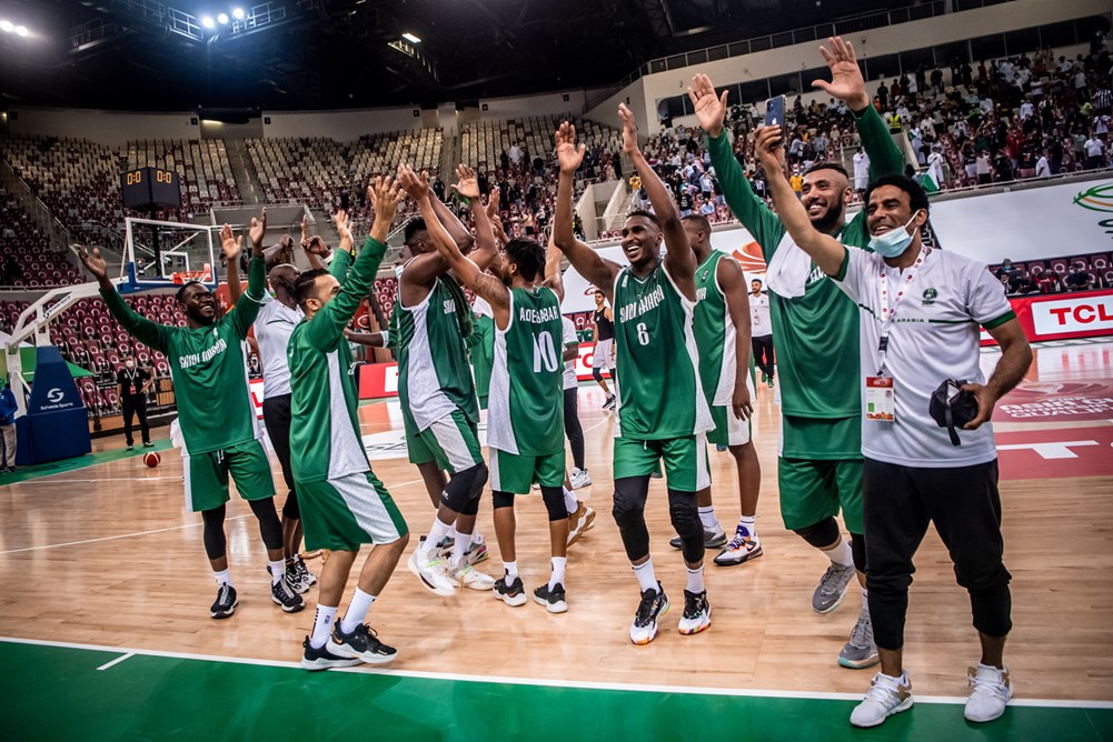 المنتخب السعودي يحتفل بعد فوزه على المنتخب الهندي 