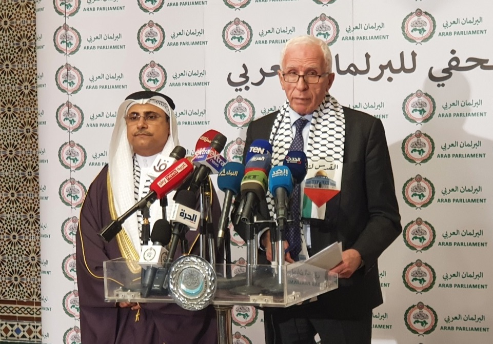 الأحمد والعسومي خلال المؤتمر الصحفي