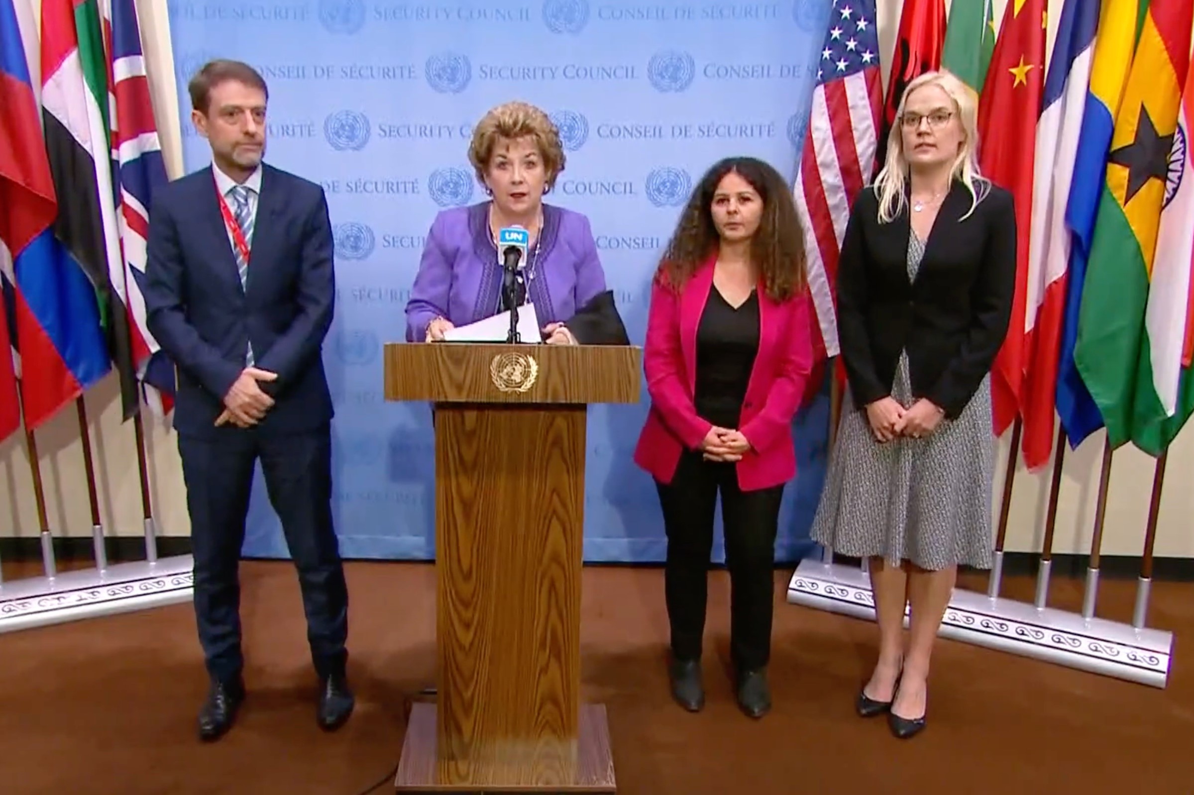 مندوبة جمهورية أيرلندا في الأمم المتحدة جيرالدين بيرن ناسون أثناء تلاوتها للبيان