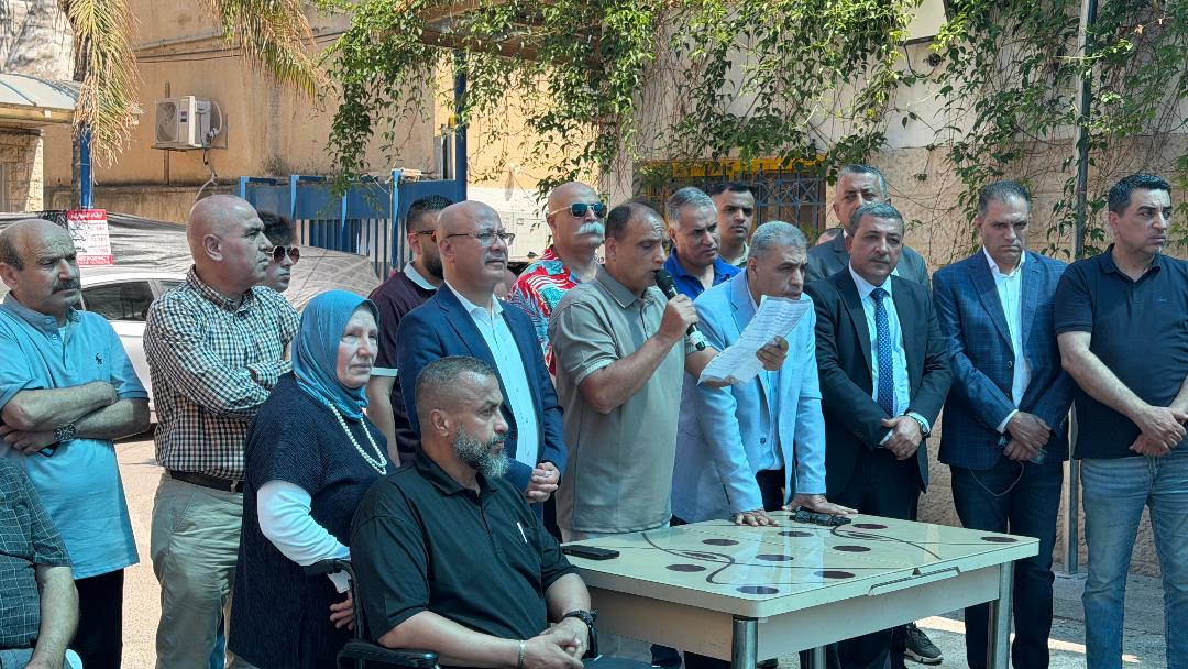 أبو هولي من أمام مستشفى الوكالة في قلقيلية 