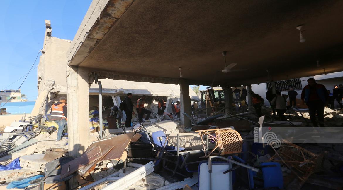 جانب من مبنى بلدية دير البلح بعض تعرضه لقصف الاحتلال 