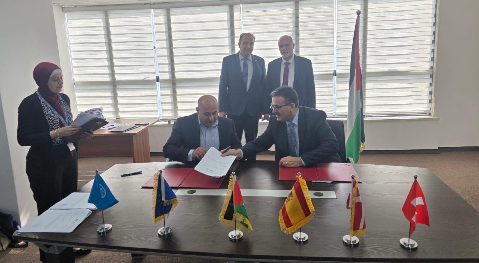 جانب من توقيع الاتفاقية