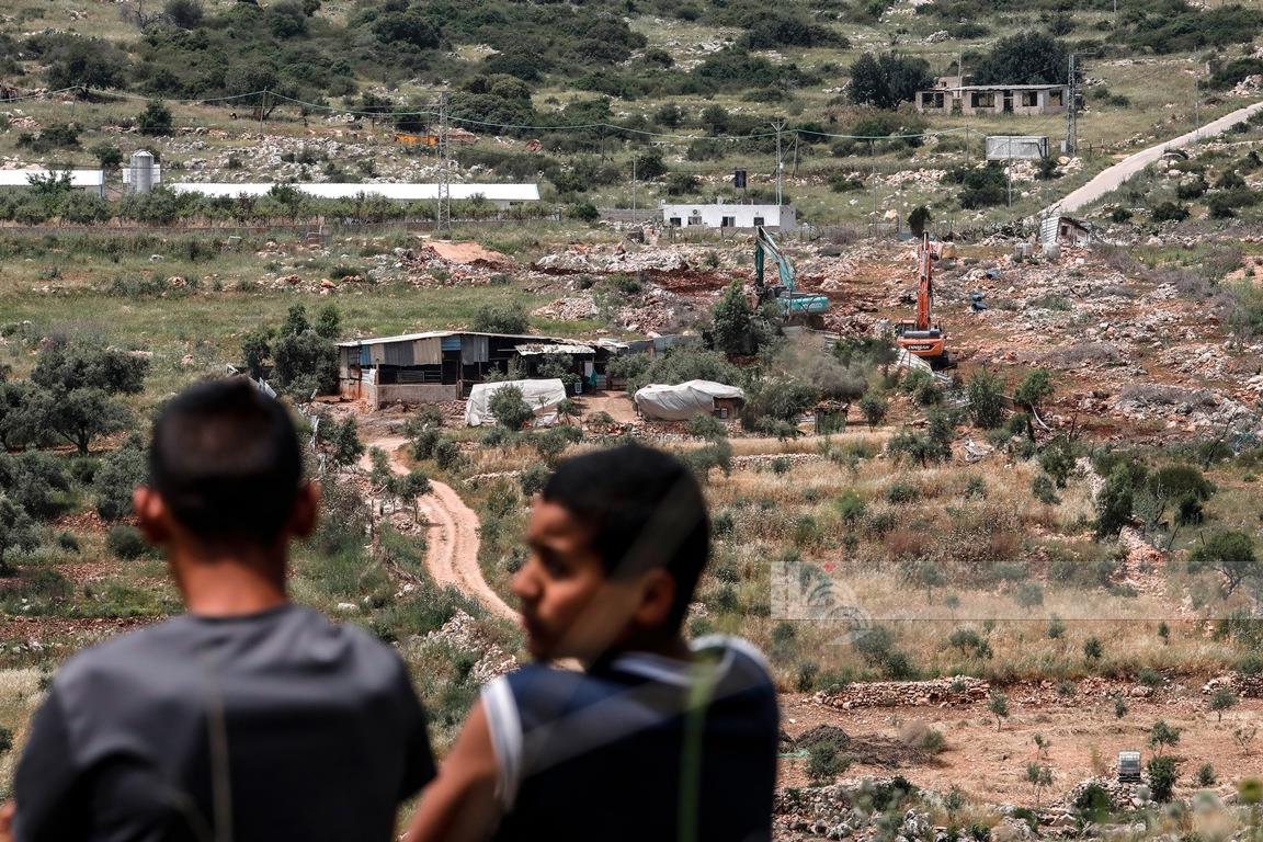  قوات الاحتلال تجرف أراضي في خربة سروج غرب اليامون غرب جنين. (تصوير: محمد منصور "وفا")