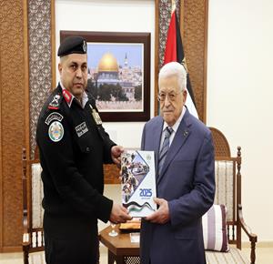 الرئيس خلال تسلمه التقرير السنوي لجهاز الدفاع المدني لعام 2025 (تصوير: ثائر غنايم)