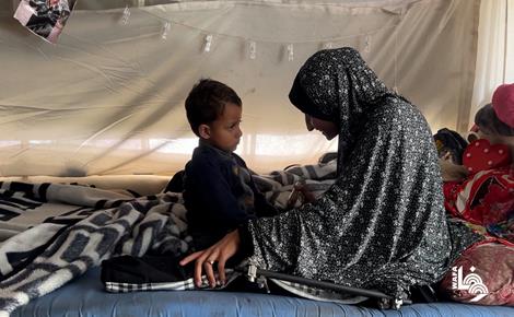 شروق تفقد زوجها وساقيها وتعيش مع طفلها في خيمة شرق غزة شروق تفقد زوجها وساقيها وتعيش مع طفلها في خيمة شرق غزة