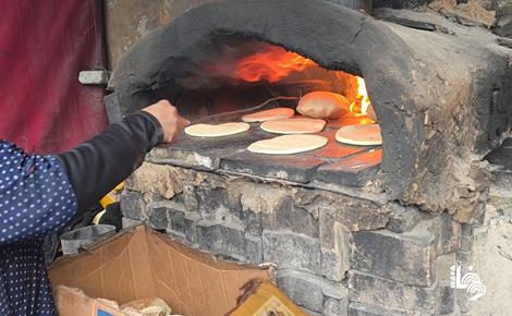 أميرة شلّح تُعدّ الخبز لإعالة أبنائها بعد استشهاد زوجها