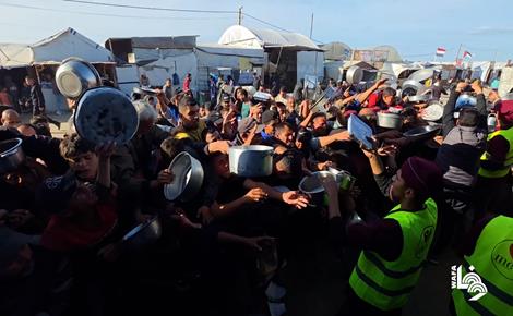 نازحون ينتظرون طعام رمضان في خان يونس 