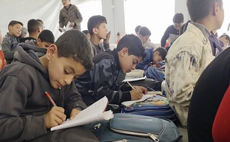 دروس داخل خيام بلا إمكانيات في خان يونس 