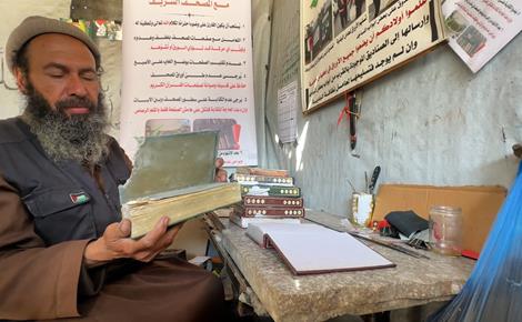 رفعت جبر يرمم مصاحف من قلب الدمار في غزة