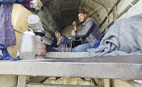 داخل عربة نزوح يعاني سامي أبو سعادة ووالدته في توفير العلاج 