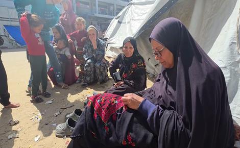 سهيلة عيسى تستأنف التطريز في خيمة النزوح 