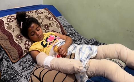 الطفلة حلا تنتظر علاجاً طارئاً خارج غزة  