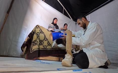 تأهيل بدائي في ظل أزمة طبية متفاقمة في خان يونس