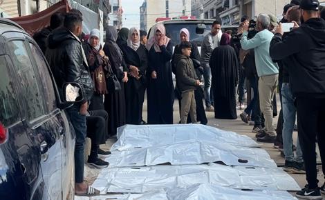 انتشال جثامين شهداء من تحت الأنقاض في غزة