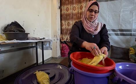 جواهر تُعدّ الأسماك المملحة لتعيل أسرتها في خان يونس 