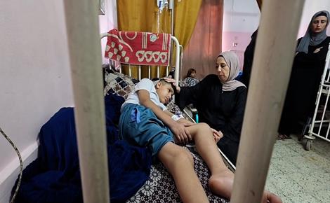 وليد يواجه خطر فقدان المشي بسبب نقص العلاج في غزة وليد يواجه خطر فقدان المشي بسبب نقص العلاج في غزة