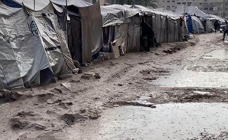 معاناة متفاقمة للنازحين في غزة بسبب المطر والبرد