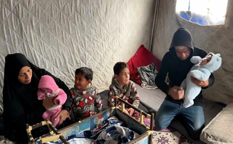 عائلة تكافح برد الشتاء في مدينة غزة 