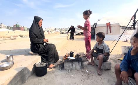 آلاء وأطفالها يعيشون بمقبرة في خان يونس