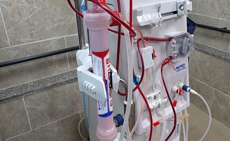 طبيب من غزة يطوّر جهازًا بديلًا لغسيل الكلى