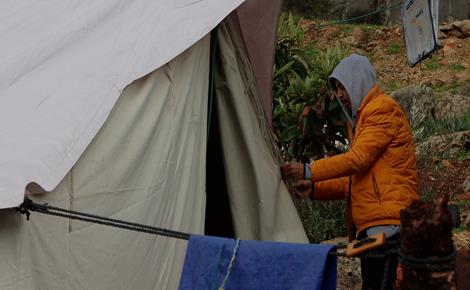 حياة مؤقتة فوق ركام منزل حسين سمارة