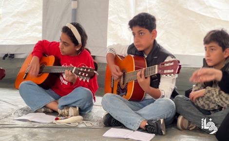 دعم نفسي وترفيه لأطفال نازحين بالنصيرات