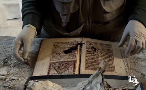 متطوعون يرممون كتبًا متضررة جراق القصف الإسرائيلي بغزة متطوعون يرممون كتبًا متضررة جراق القصف الإسرائيلي بغزة