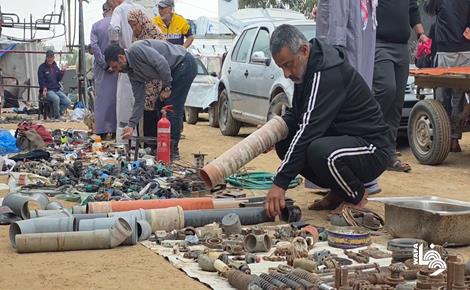 سوق الخردة يجتذب النازحين في خان يونس                