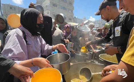 تزاحم للحصول على طعام بمخيم النصيرات