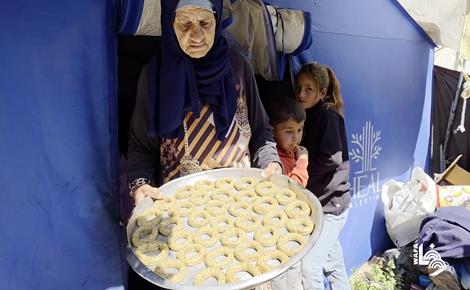 نازحات يُعدِدن كعك العيد في خان يونس