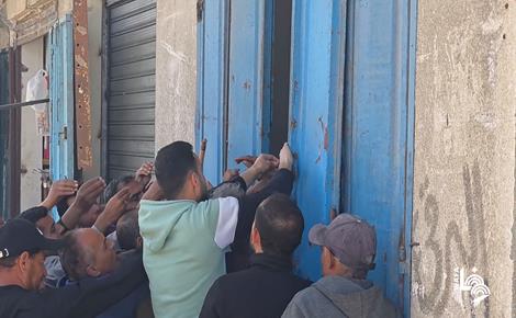 تزاحم للحصول على الخبز في خان يونس