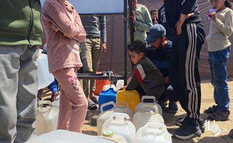 نازحون يحتجون على أزمة مياه الشرب في خان يونس نازحون يحتجون على أزمة مياه الشرب في خان يونس