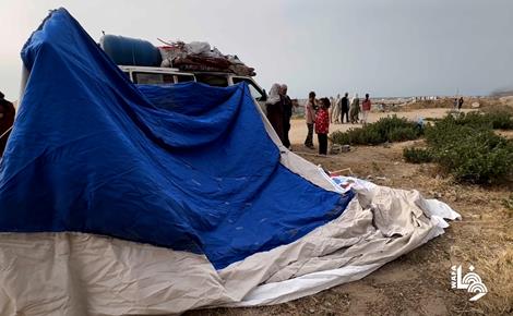 نازحون ينصبون خياماً في ميناء غزة