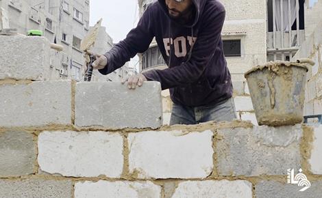 إعادة استخدام الطوب لبناء المتاجر في خان يونس 