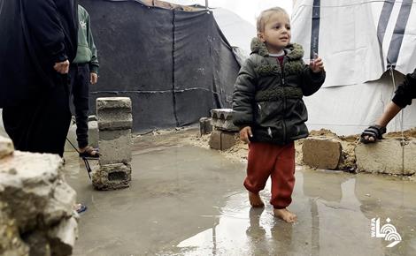 الخيام البالية تفاقم معاناة النازحين غرب غزة