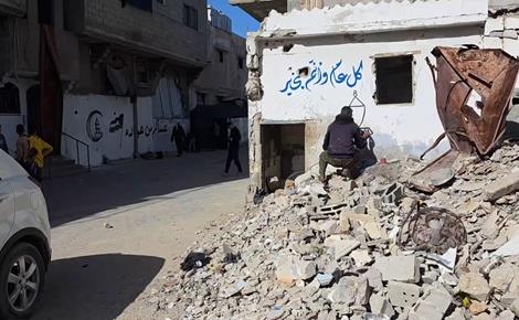 دهمان يرسم على أنقاض المنازل احتفالاَ رمضان