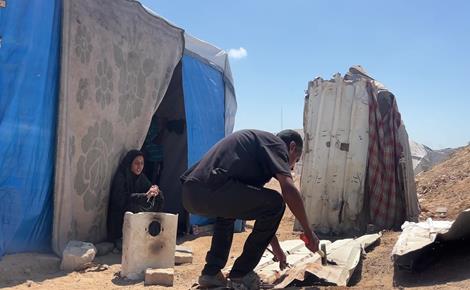 محمد رحمي ينصب خيمة قرب البحر بعد تهجيره من غزة