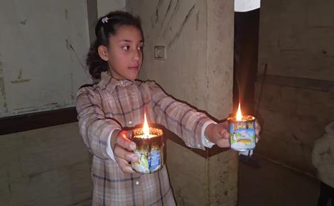 طفلة نازحة تحوّل علب المساعدات الفارغة لمصابيح إنارة طفلة نازحة تحوّل علب المساعدات الفارغة لمصابيح إنارة