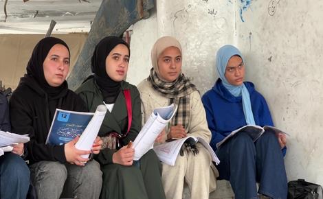 طالبات يتلقين دروساً في مأوى للنازحين بغزة 
